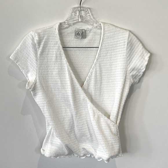 Paper Crane off white smocked crisscross short sleeve top. Women’s Medium - Picture 4 of 11